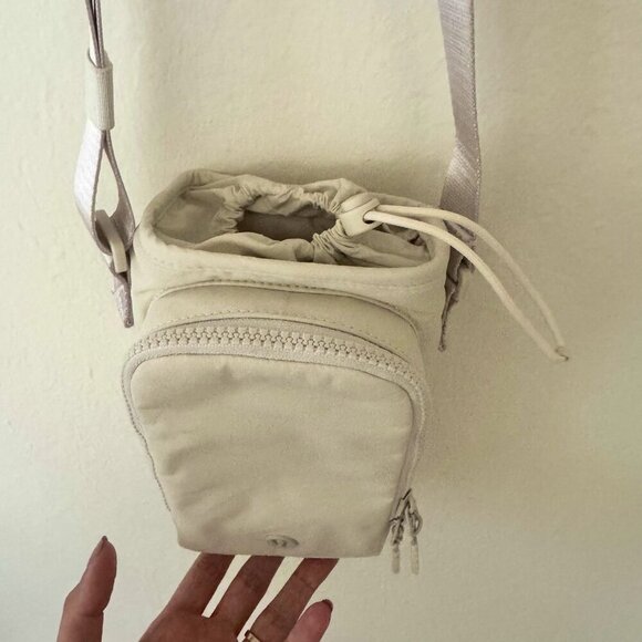 Water Bottle Crossbody with Front Pocket 2L - Lululemon - Picture 3 of 6